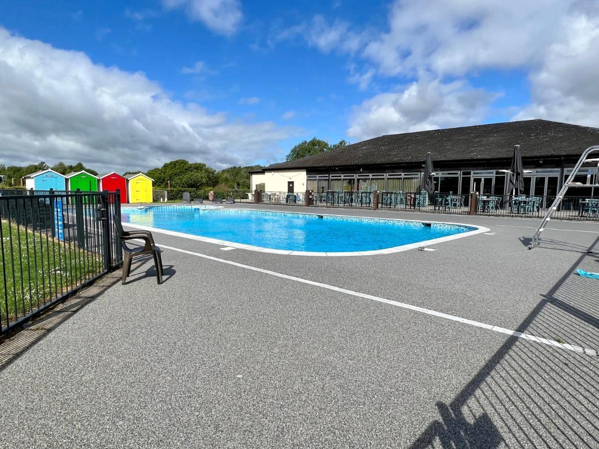 Dragonfly Lodge South Cerney Extérieur photo