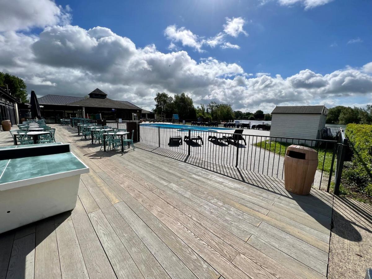 Dragonfly Lodge South Cerney Extérieur photo