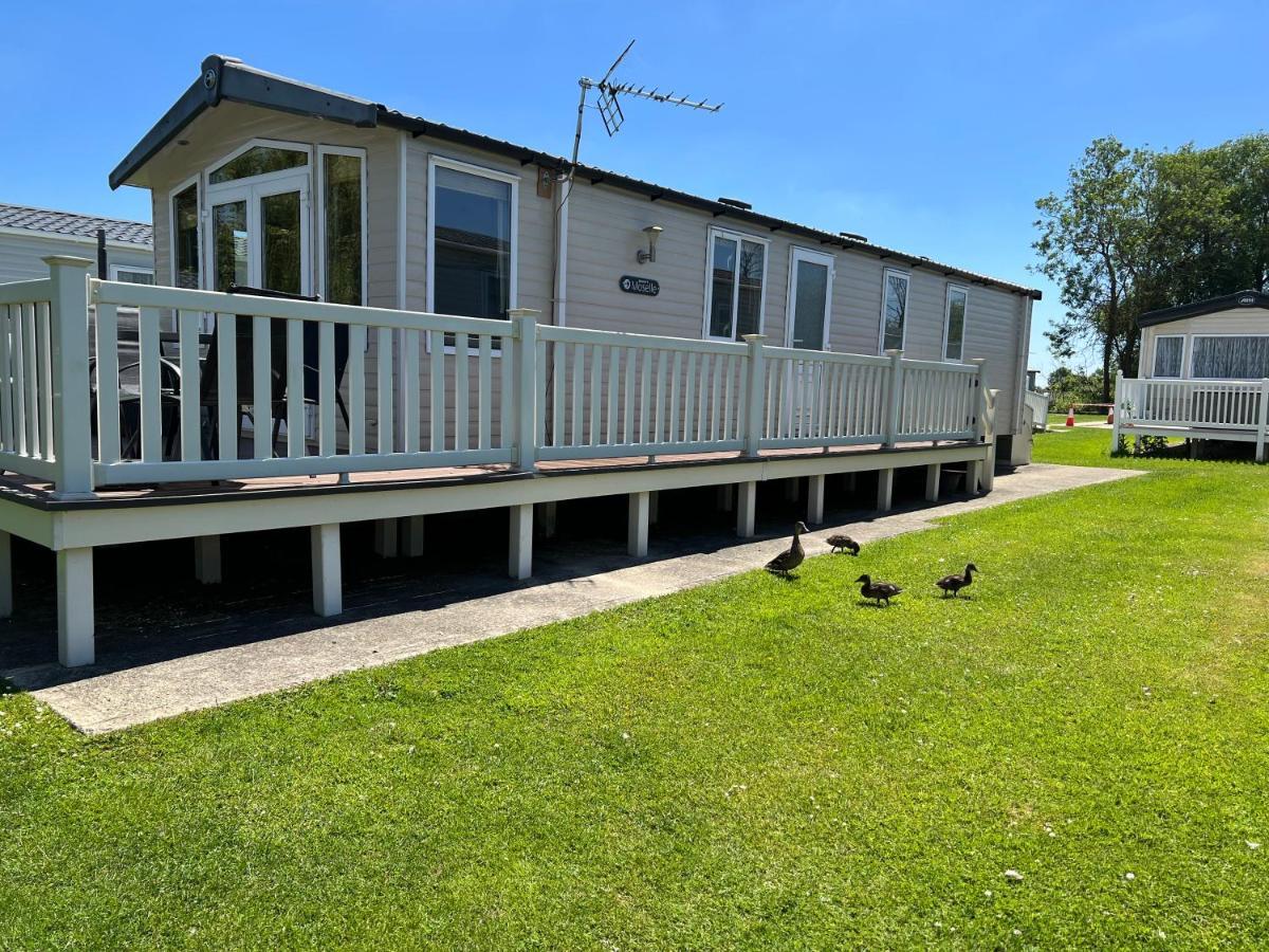Dragonfly Lodge South Cerney Extérieur photo