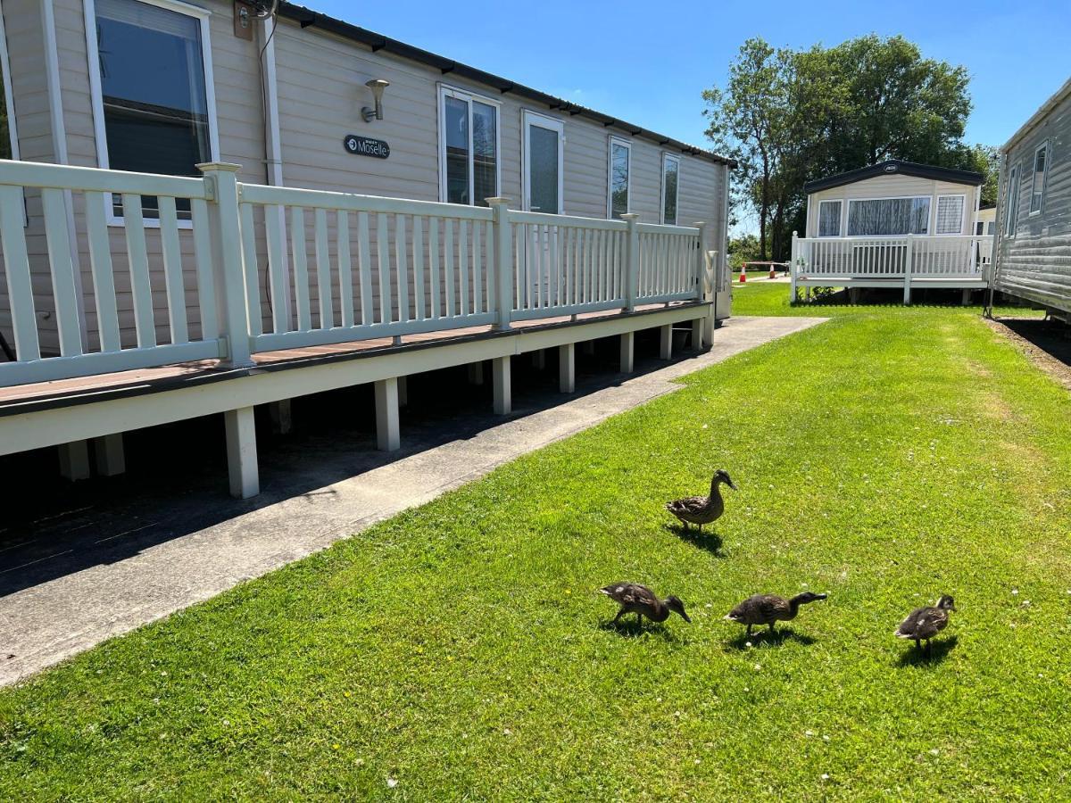 Dragonfly Lodge South Cerney Extérieur photo